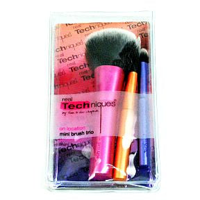Real Techniques® On Location Mini Brush Trio S02-0456808-9100-Travel case of 3 different size makeup brushes.